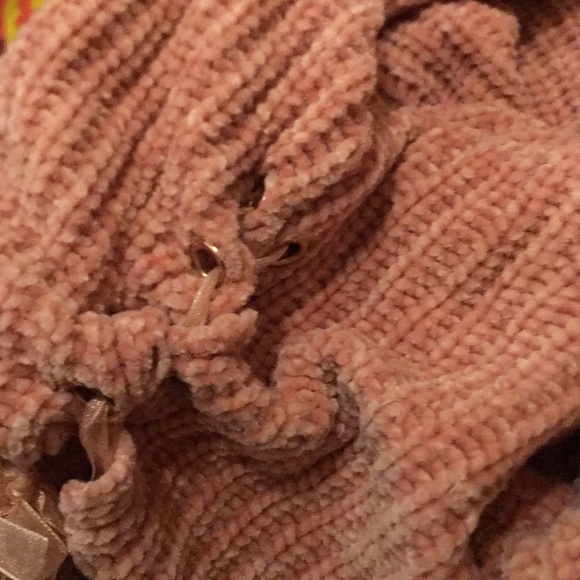 Lauren Conrad’s oversized pastel pink sweater - Picture 4 of 5